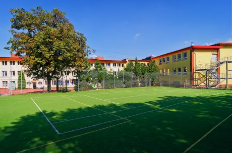 Budynek szkolny od strony boiska w Complex of Silesian International Schools, Polska