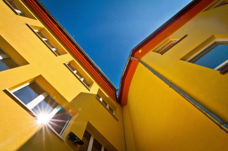 Budynek szkolny od strony boiska w Complex of Silesian International Schools, Polska